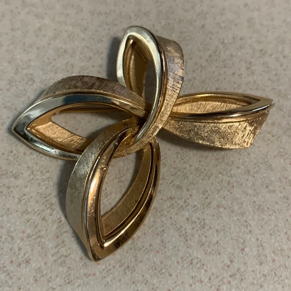 Trifari gold tone polished and brushed broach (218)